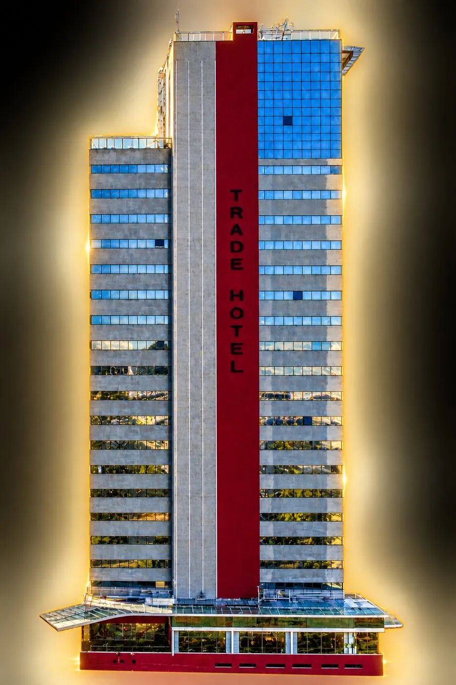 Torre do Trade Hotel iluminada à noite
